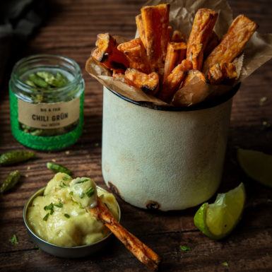 Süßkartoffelpommes mit Limetten-Chili Aioli
