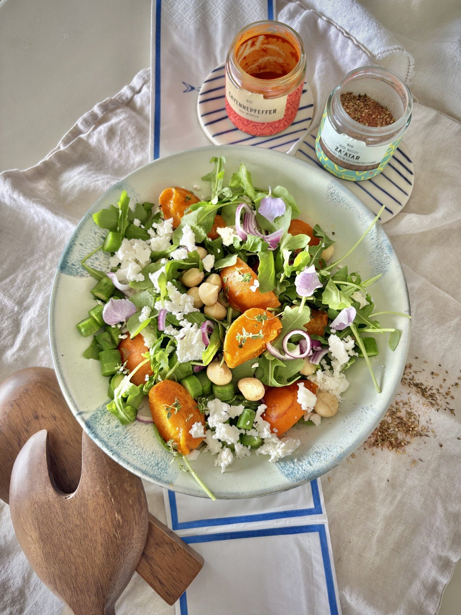 Warmer Aprikosen-Feta-Salat mit Spargel &amp; Za'atar