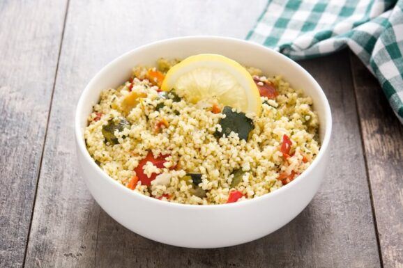 Bulgur würzen in einer Schale