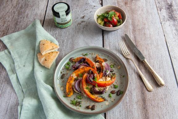 Ofenkürbis mit Za'atar und Tomaten-Gurkensalat