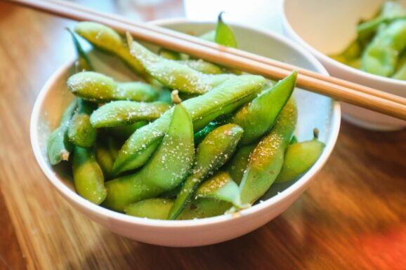 Edamame würzen, klassisch mit Salz oder exotsich.
