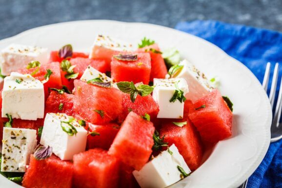 Feta würzen zum Beispiel im Wassermelonen Feta Salat