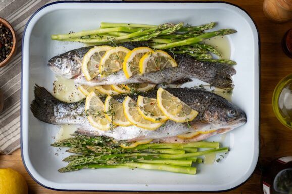 Forelle gewürzt mit Zitronenscheiben und mediterranen Kräutern