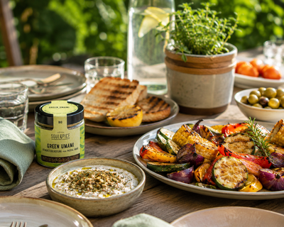 Quark aux herbes et Umami Vert – une sauce crémeuse pour légumes grillés, pommes de terre et pain