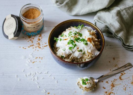 Zimt-Reis mit karamelisierten Zwiebeln und Knoblauch-Joghurt