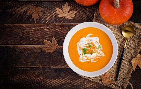 Kürbissuppe bereit zum Würzen und genießen.