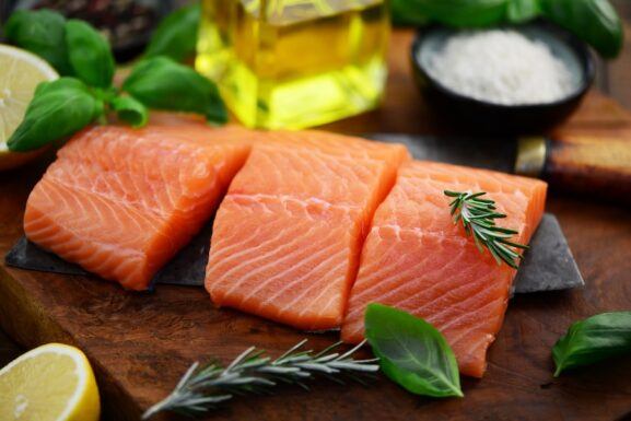 Frischer Lachs bereit zum Würzen