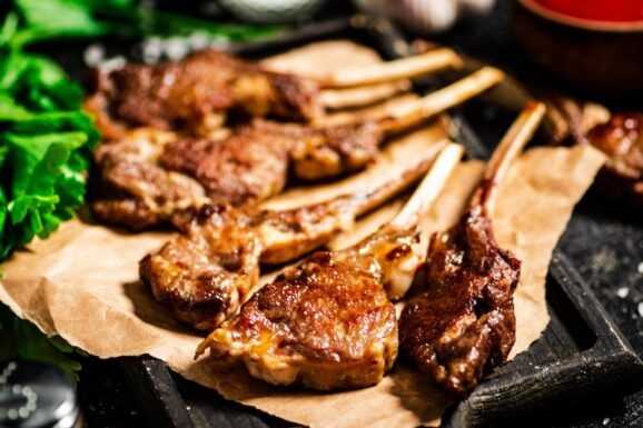 Gegrilltes Lamm Fleisch bereit zum würzen
