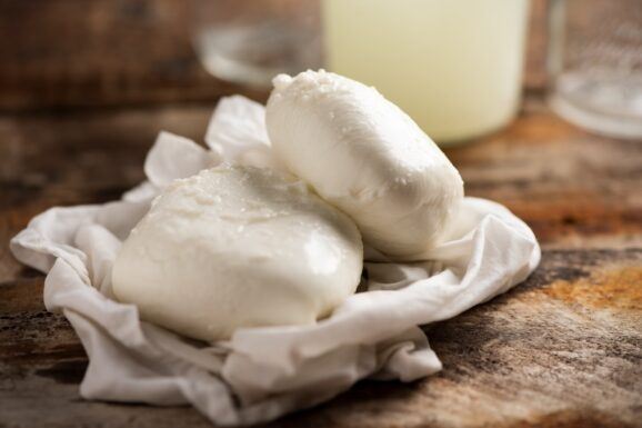 Mozzarella bereit zum würzen