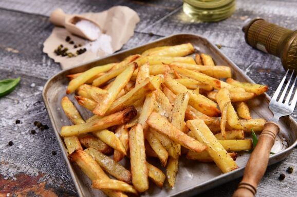 Frische Pommes bereit zum würzen