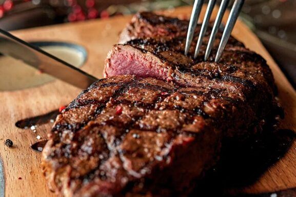 Gebratenes Rindersteak bereit zum würzen