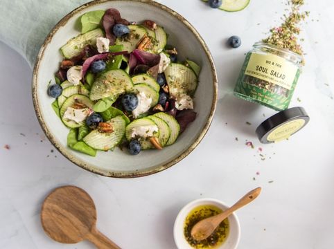 Spinat-Heidelbeer-Salat mit Ricotta – fruchtiger Sommersalat mit Soul Salad Dressing