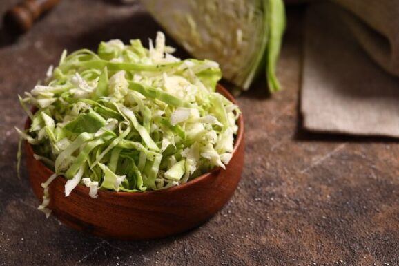 Spitzkohl geschnitten in einer Holzschüssel. Bereit zum Würzen