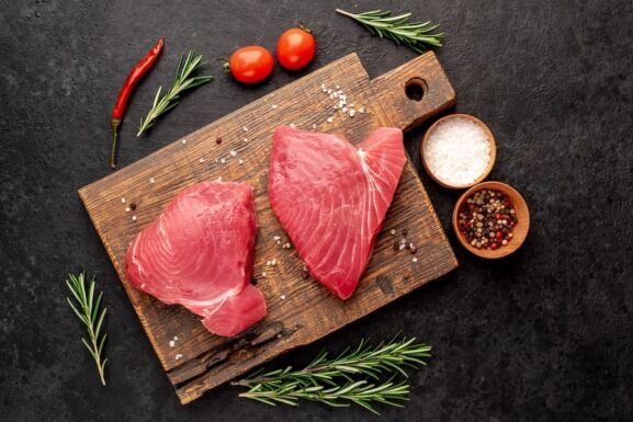 Thunfischsteak bereit zum Würzen und braten