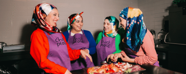 Frauen vom sozialen Cateringservice Chickpeace beim Kochen