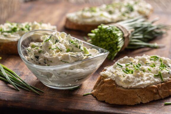 Quark würzen mit frischen kräutern und gewürzen